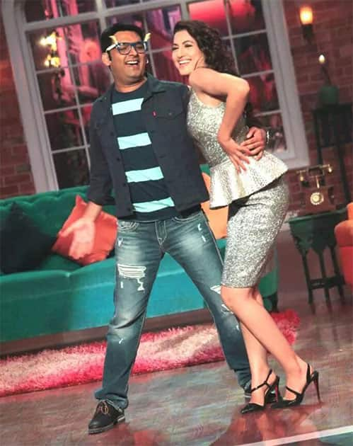 Soooo excited abt dis Sunday ... Don't forget to watch #CNWK  @CNWKOfficial @KapilSharmaK9 @tuly_karim. Twitter@GAUAHAR_KHAN