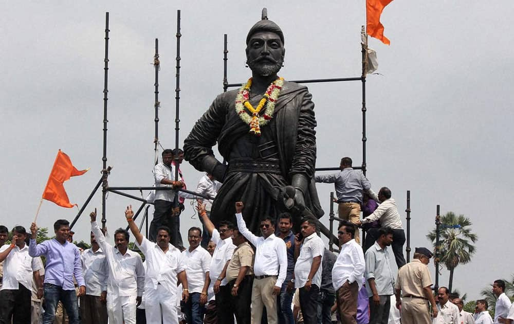 Shiv Sainiks forcefully unveil the Shivaji Maharaj Statue near International Airport.