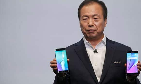 JK Shin, president and CEO of Samsung Electronics, holds the Samsung Galaxy S6 Edge Plus, left, and the Samsung Galaxy Note 5.