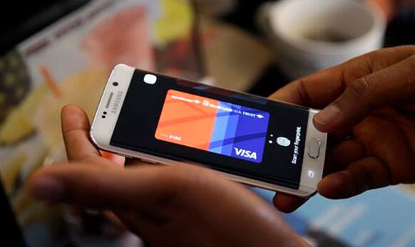 A Samsung employee uses Samsung Pay at a coffee shop in New York.