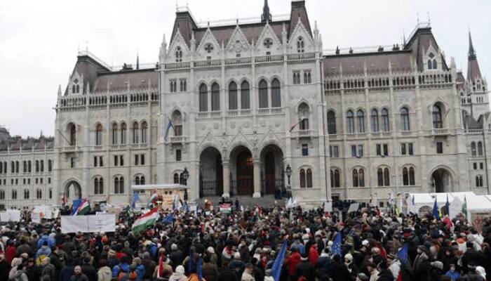 Hungary shuts its border to migrants