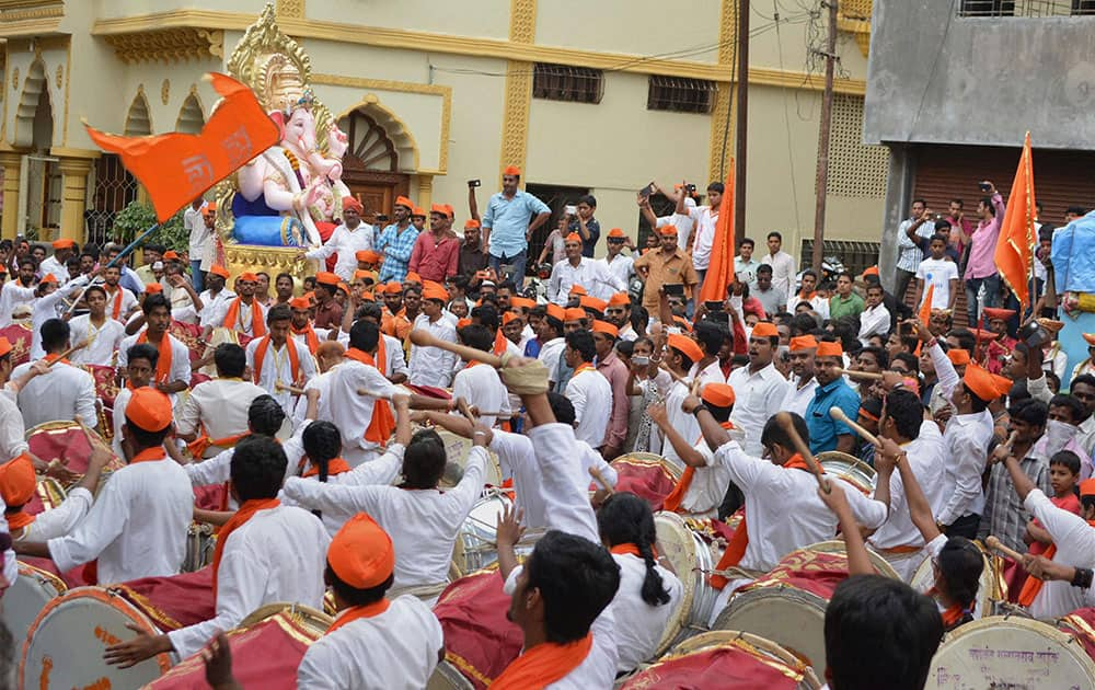 Devotees carrying an idol of Lord Ganesha to the pandal on the occasion of Ganesh Chathurti Festival in Karad, Maharashtra.