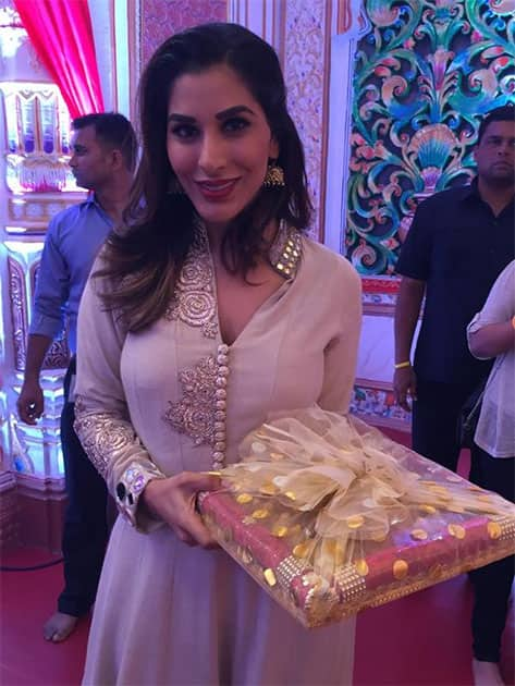 The most gorgeous Sohpie brings Fort Vibhag Ganpati a gift... Twitter@Sophie_Choudry 