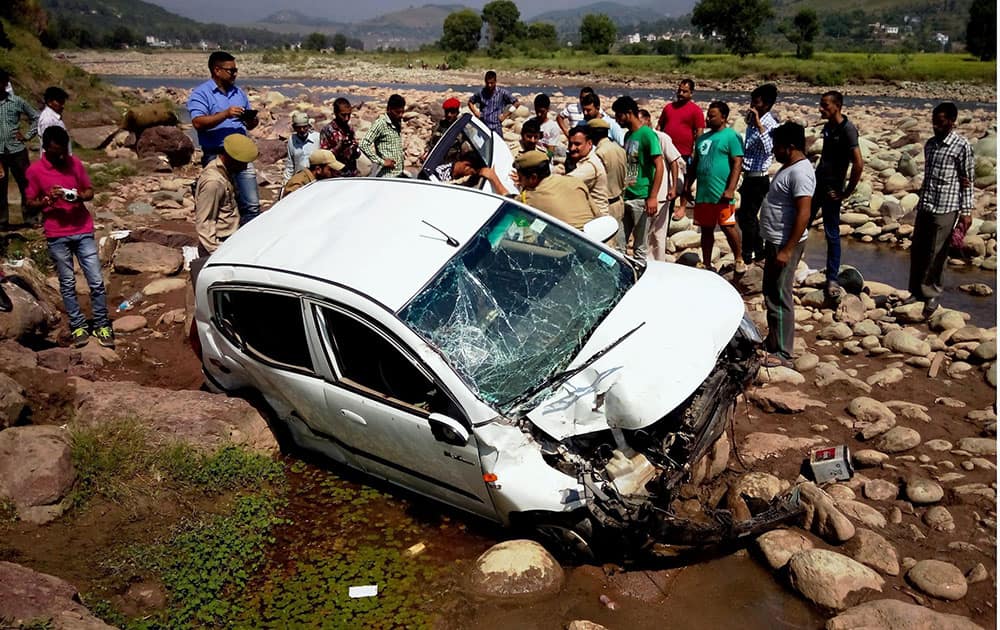 Police and locals carrying out rescue work after a car rolled into a river in Rajouri district.