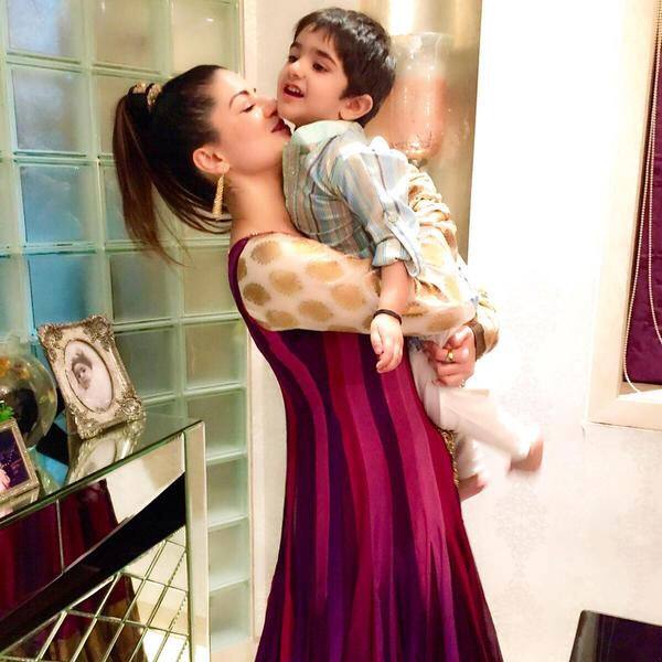 Love @kainaatarora with a super Cute Kid, This is picture is so Cute OMG I love you Kai...!!!  Twitter@kainaatarora