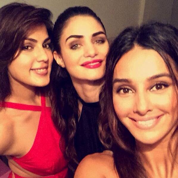 Selfie with the demes @shibanidandekar @gabriellademetriades... Instagram/rhea_chakraborty