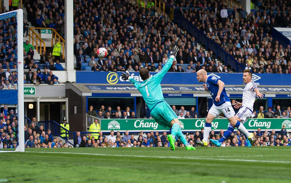 Everton's Steven Naismith, centre right, scores past Chelsea's goalkeeper Asmir Begovic during the English Premier League soccer match between Everton and Chelsea at Goodison Park Stadium, Liverpool, England.