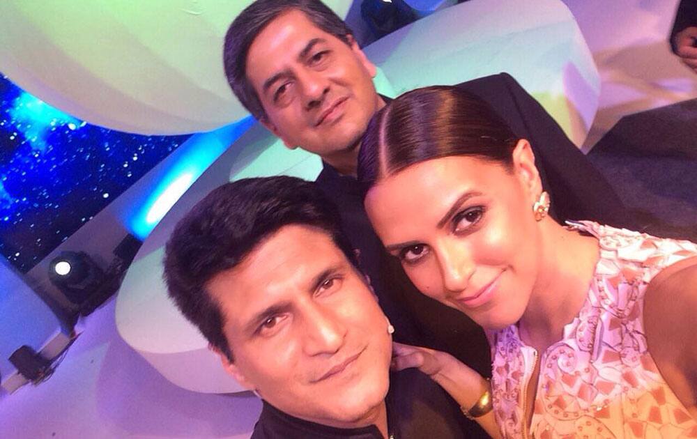 Neha Dhupia ‏:- Hosting the evening With the two #gadgetgurus ... For #GGA2015 @ndtv @ndtvgoodtimes @RajivMakhni @vikramchandra -twitter