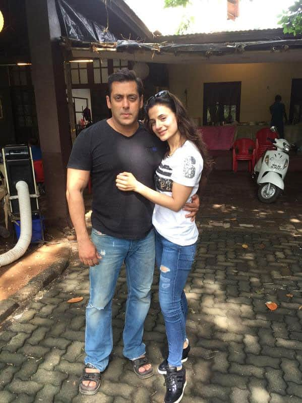 Lovely afternoon with darling @BeingSalmanKhan on sets of Prem Ratan dhan payo - Twitter@ameesha_patel