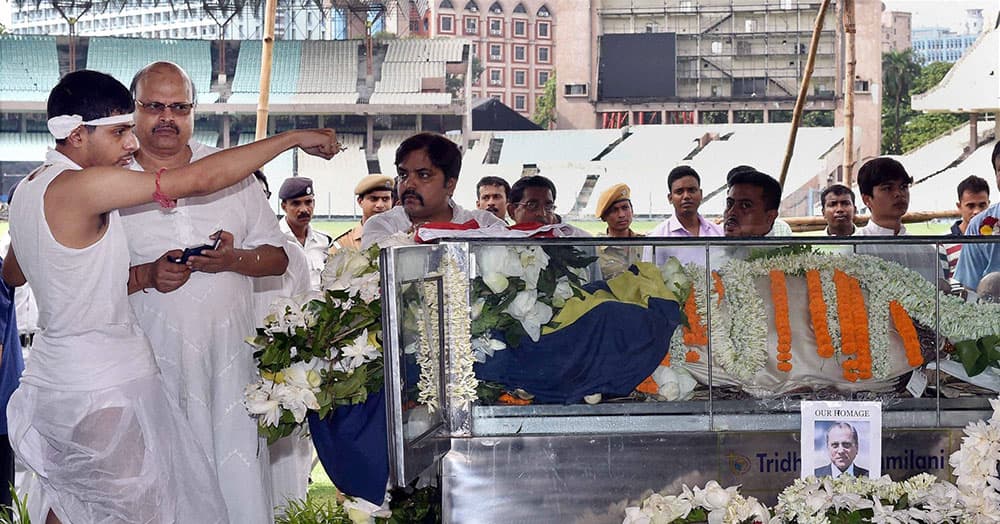 Son Abhishek Dalmiya near the mortal remains of his father Jagmohan Dalmiya in Kolkata.