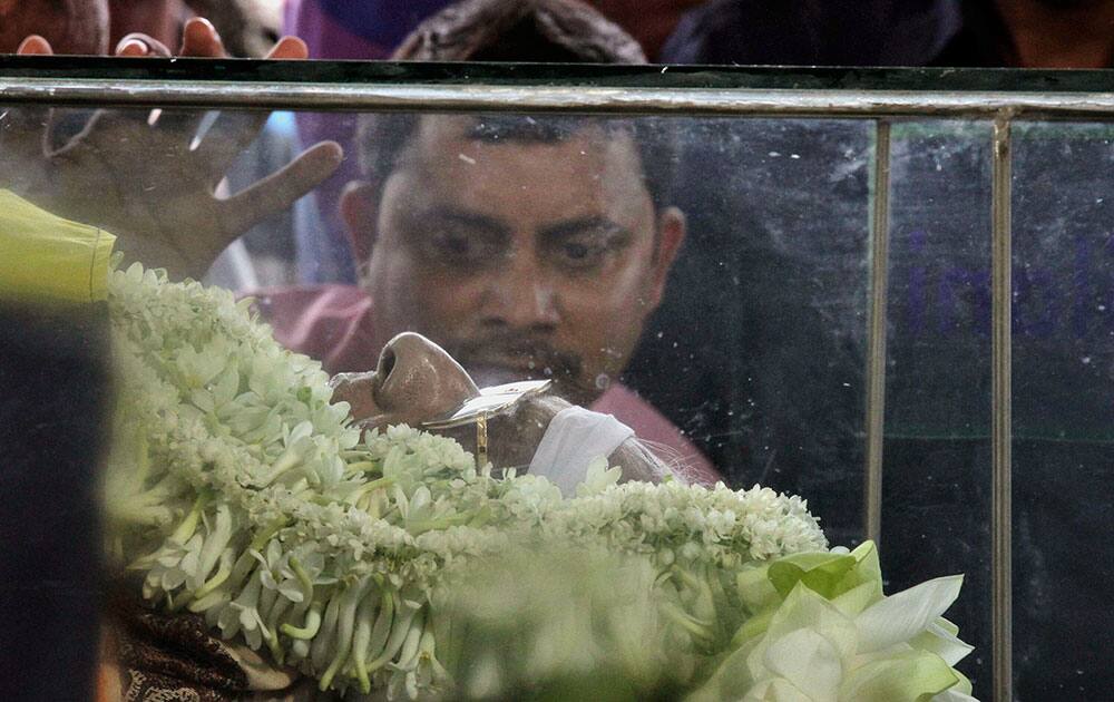 The body of Jagmohan Dalmiya, Board of Control for Cricket in India (BCCI) president and former International Cricket Council chief, is placed in a glass casket during his funeral in Kolkata.