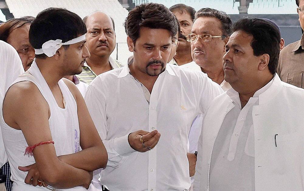 IPL Chairman Rajeev Shukla and BCCI Secretary Anurag Thakur condole Abhishek Dalmiya, son of BCCI President Jagmohan Dalmiya before his funeral in Kolkata.