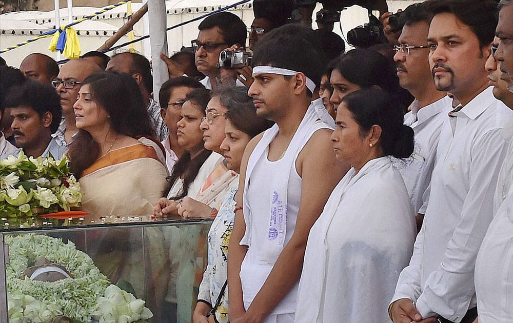 West Bengal Chief Minister Mamata Banerjee along with BCCI Secretary Anurag Thakur and family members of BCCI President Jagmohan Dalmiya near his mortal remains at CAB in Kolkata.