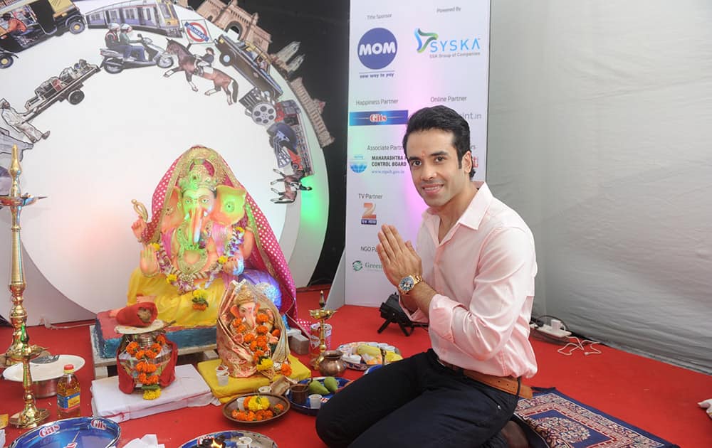 Tusshar Kapoor made an early morning visit to the dna ecoGanesha pandal at Fun Republic, Andheri. -dna