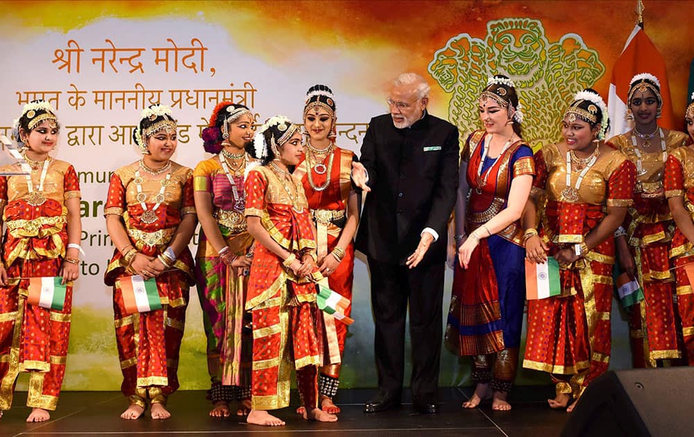 Prime Minister Narendra Modi meeting with the artists who performed during an interaction with the Indian community people in Dublin.