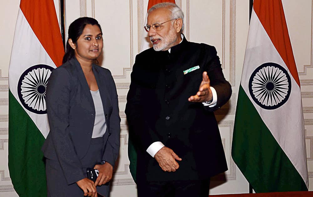 Prime Minister Narendra Modi with a member of Gujarati community in New York.