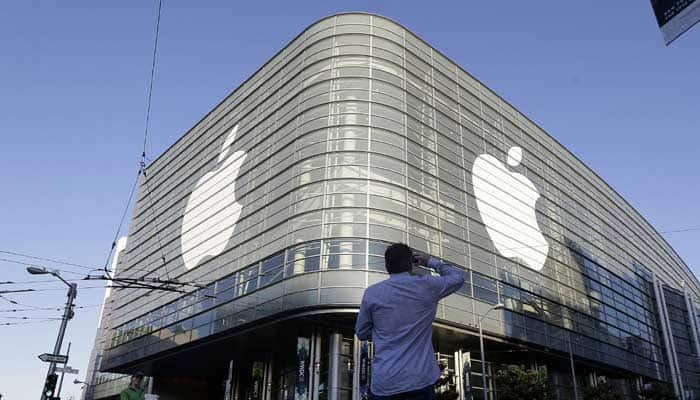 Apple fans brave Sydney rain as new iPhone 6s hit stores 