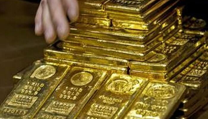 Gold dips as Yellen says Fed on track to hike rates this year 