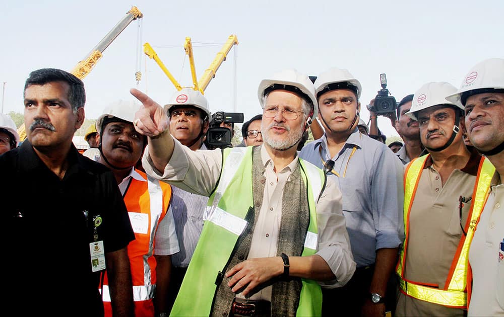 Lieutenant Governor of Delhi, Najeeb Jung check arrangements to tackle Dengue at Delhi Gate Metro station in New Delhi.