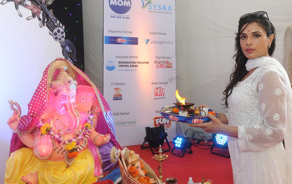 Richa Chadda visited the dna ecoGanesha in Mumba. DNA