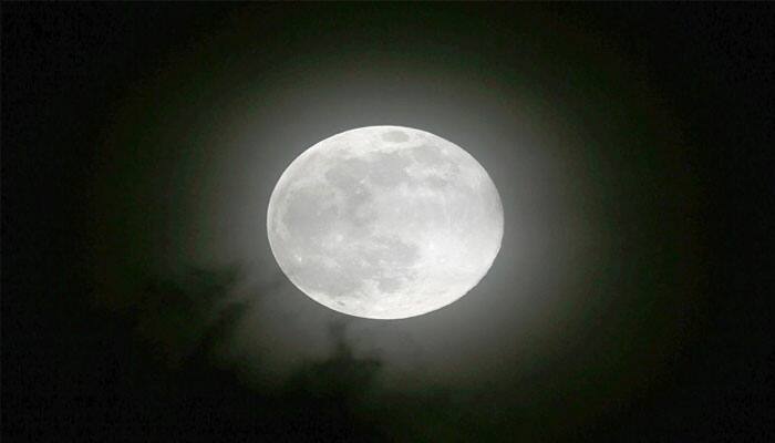 Click dazzling &#039;supermoon&#039; eclipse from smartphone