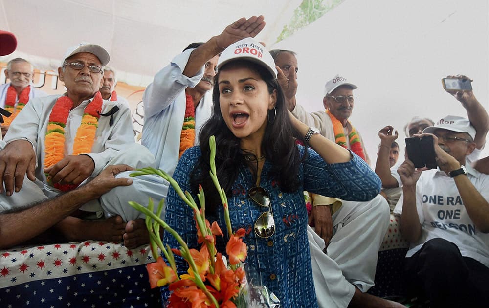 Bollywood actress Gul Panag showing her support to Ex-servicemen agitating for One Rank One Pension (OROP) at Jantar Mantar, in New Delhi.