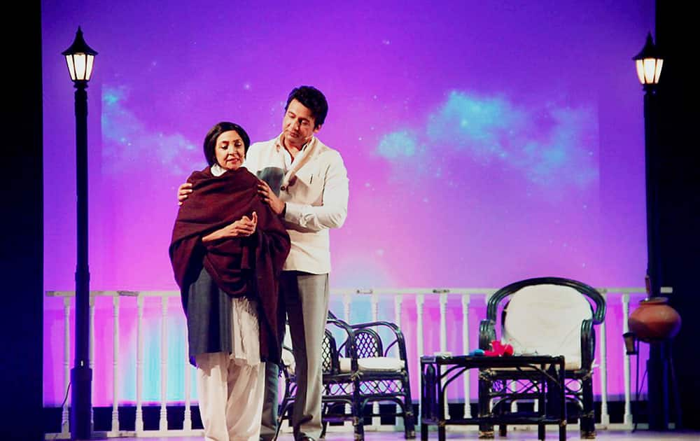 Actors Shekhar Suman and Deepti Naval essay the characters of poets Sahir Ludhianvi and Amrita Pritam in a play Ek Mulaqat that debuted for the first time in Delhi recently. 