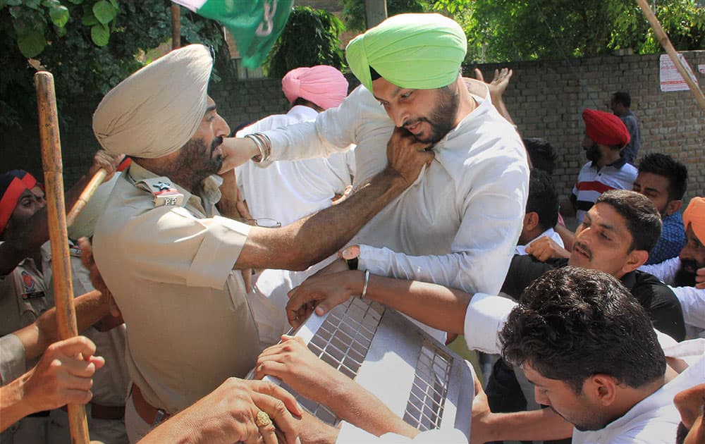 Congress MP Ravneet Bittu scuffles with a Police officer outside deputy commissioners office during protest against Punjab government on pesticide scam in Bathinda.