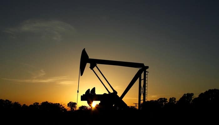 Oil prices fluctuate amid mixed data