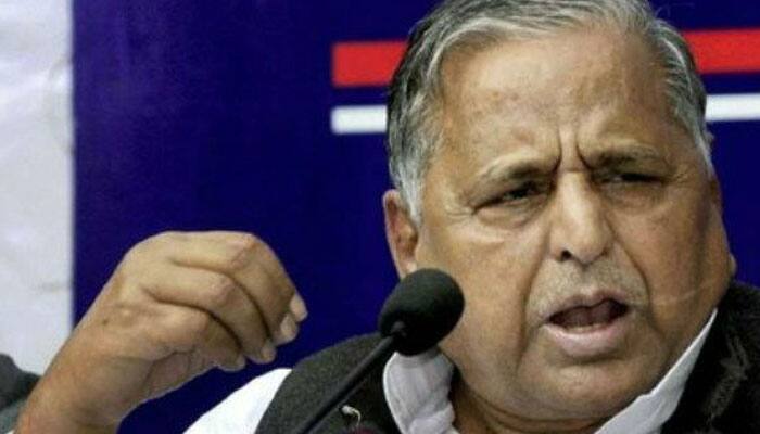 SP chief Mulayam Singh Yadav booked for threatening IPS officer Amitabh Thakur