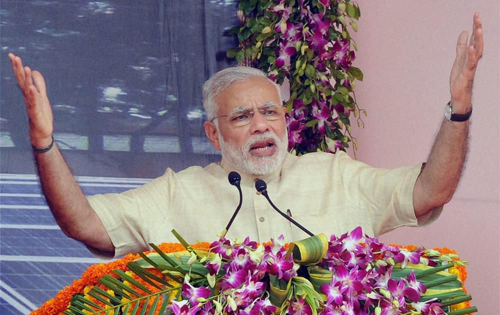 Prime Minister Narendra Modi addresses the public during inauguration of Rooftop Solar Power Plant at District Court in Khunti.