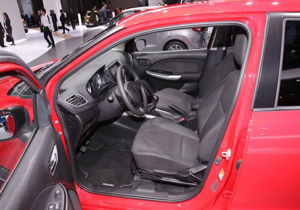 Inside, the instrument panel is flared at each end for a sense of breadth and is characterised by curving lines. Silver accents stand out against the restrained black of the cabin, and reddish-amber illumination for the audio, air conditioner, gear shift indicator, and other controls underline the cabin’s stylishness.
