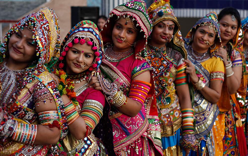 Mumbai: Women shop for traditional Garba dresses ahead of Navratri festival  | City - Times of India Videos