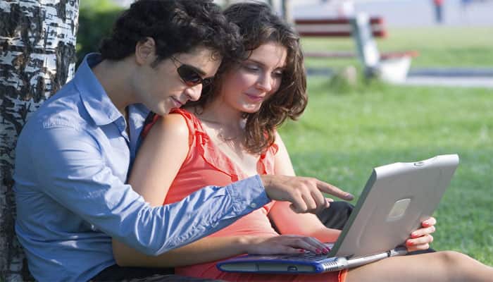 Smartphones, Facebook crucial to teen romance: Study
