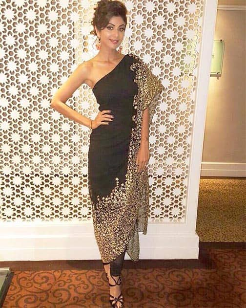 Omigawd . Can someone explain to us mere mortals how @TheShilpaShetty looks this fabulous every single time? Twitter