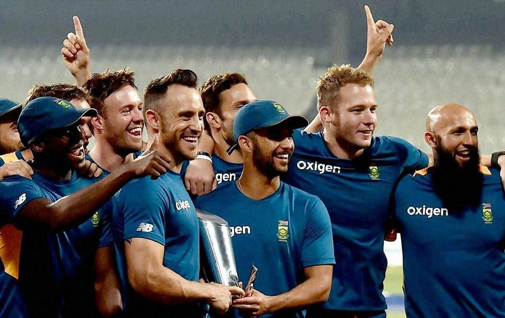 South African captain F du Plessis with the Trophy and teammates after they won T-20 sesies against India at Eden Garden in Kolkata.