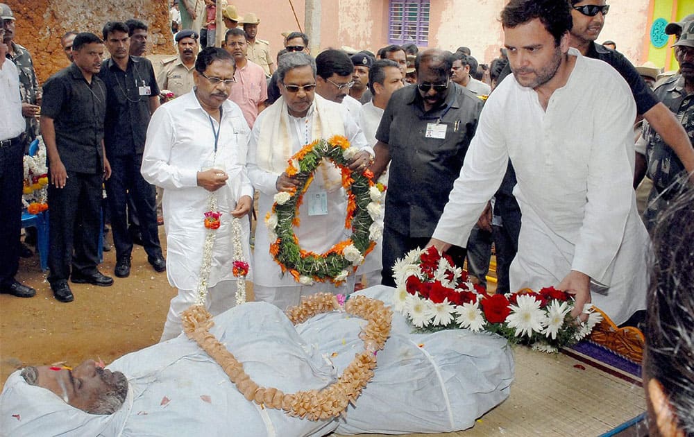 Congress Vice President Rahul Gandhi paying his respects to Lokesh, a farmer who committed suicide on Thursday due to crop failure, in Mandya district.