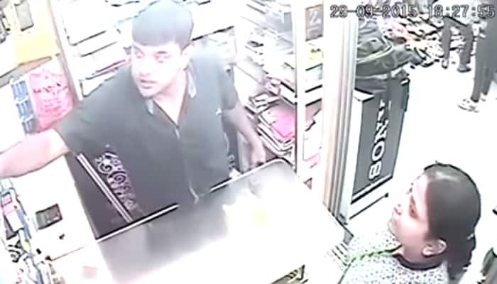 Watch: How smartly this woman steals smartphone, walks away with it