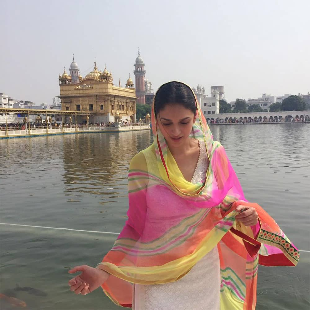 Aditi Rao Hydari :- Wahe Guruji da Khalsa, Wahe Guruji di Fateh... #HarmandirSaheb  #GoldenTemple #Amritsar #Blessed -twitter