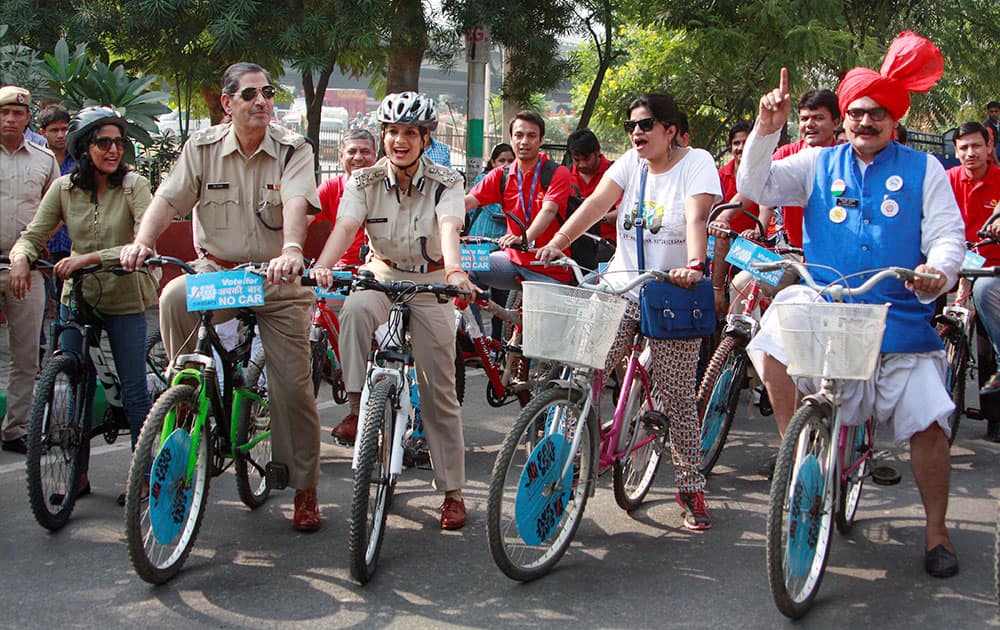 Joint Police Commissioner (Traffic) Bharti Arora ride bicycle alongwith others to observe car free day in Gurgaon.