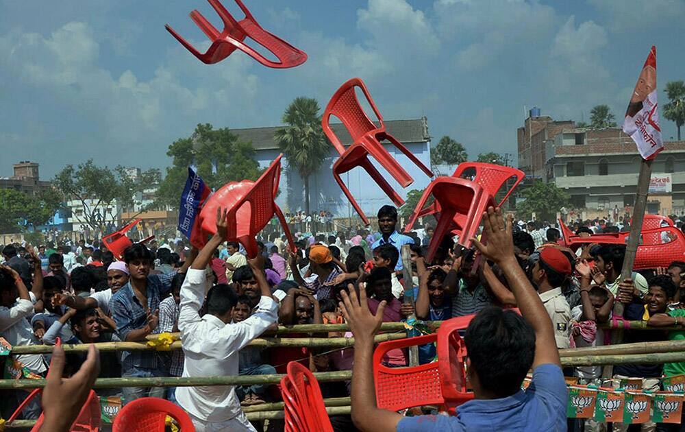 The crowd grows restive due to the late arrival of bollywood actor Ajay Devgn at a poll rally in Bihar Sharif.