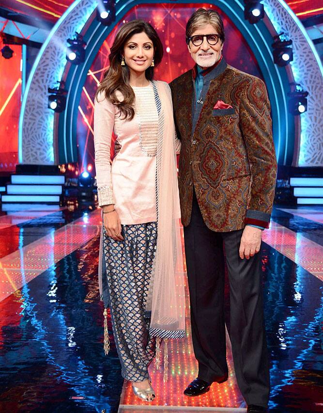 Bollywood Actors Amitabh Bachchan with Shilpa Shetty on the set of upcoming TV show Aaj Ki Raat Hai Zindagi in Mumbai. 