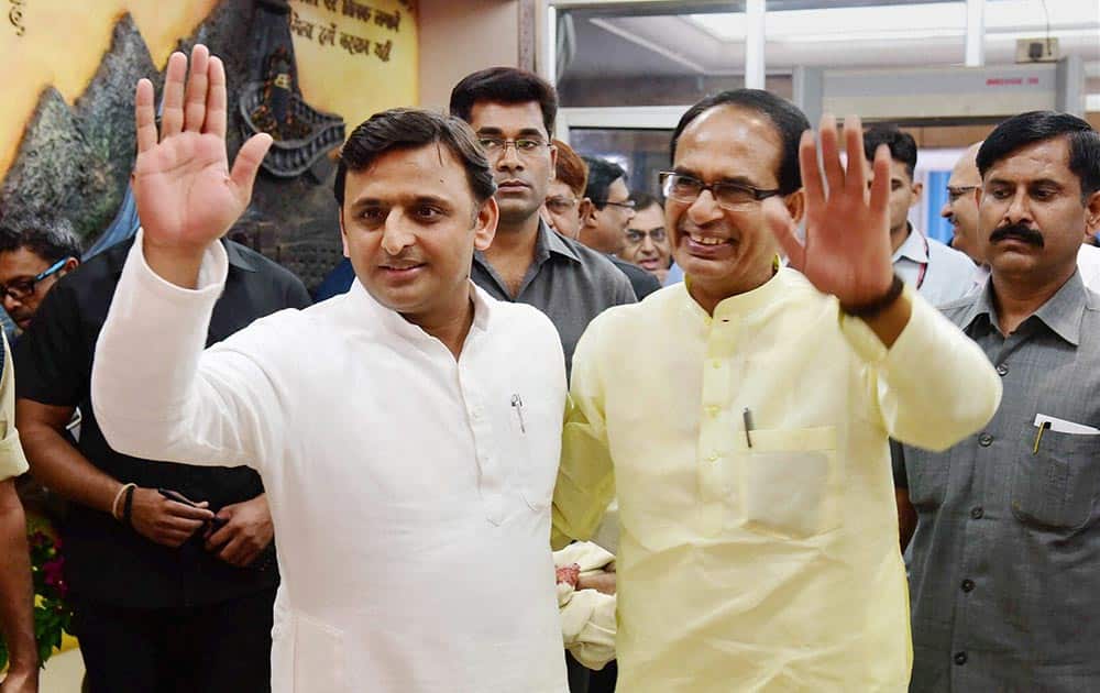 Uttar Pradesh Chief Minister Akhilesh Yadav with Madhya Pradesh Chief Minister Shivraj Singh Chouhan during his arrival in Bhopal to discuss NITI Ayog Sub Group’s recommendations.