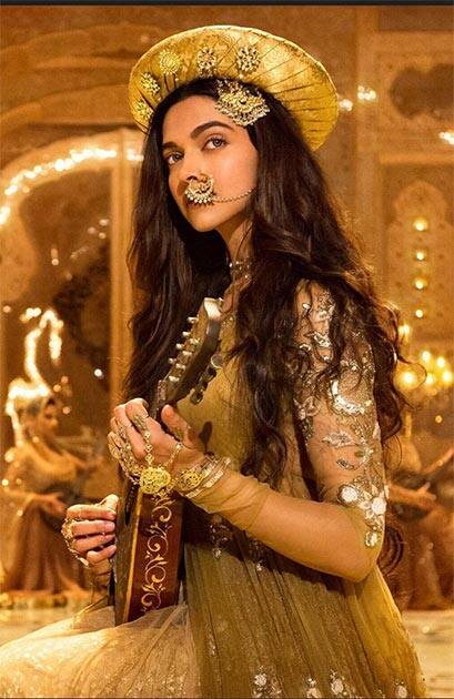 Stunner ! ! !  @deepikapadukone #DeewaniMastani #BajiraoMastani Twitter@RanveerOfficial