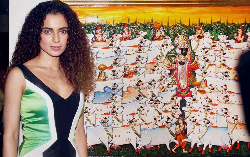 Kangana Ranaut unveiling the art of Suvigya Sharma in Mumbai.