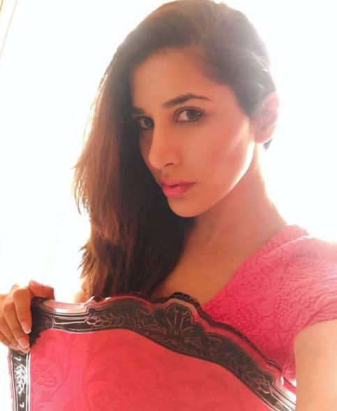 All things #PINK for Breast Cancer Awareness! Early detection gives a 98% chance of recovery!! Go for regular mammograms or take 2 mins to check yourself. Spread awareness & Save lives  #pinkselfie #breastcancerawareness @elleindiaofficial - Instagram@sophiechoudry