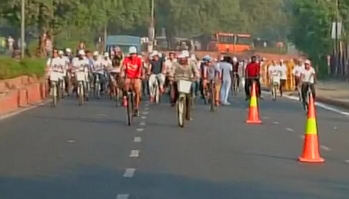 Delhi goes &#039;Car Free&#039; for a day, Kejriwal leads cycle rally 