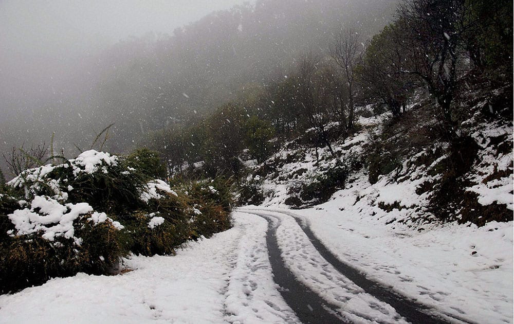 The Mughal road connecting Shopian in south Kashmir with Rajouri and Poonch closed due to fresh snowfall in Poonch.
