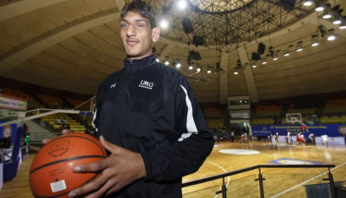 Dallas Mavericks&#039; Satnam Singh tips off talent search program