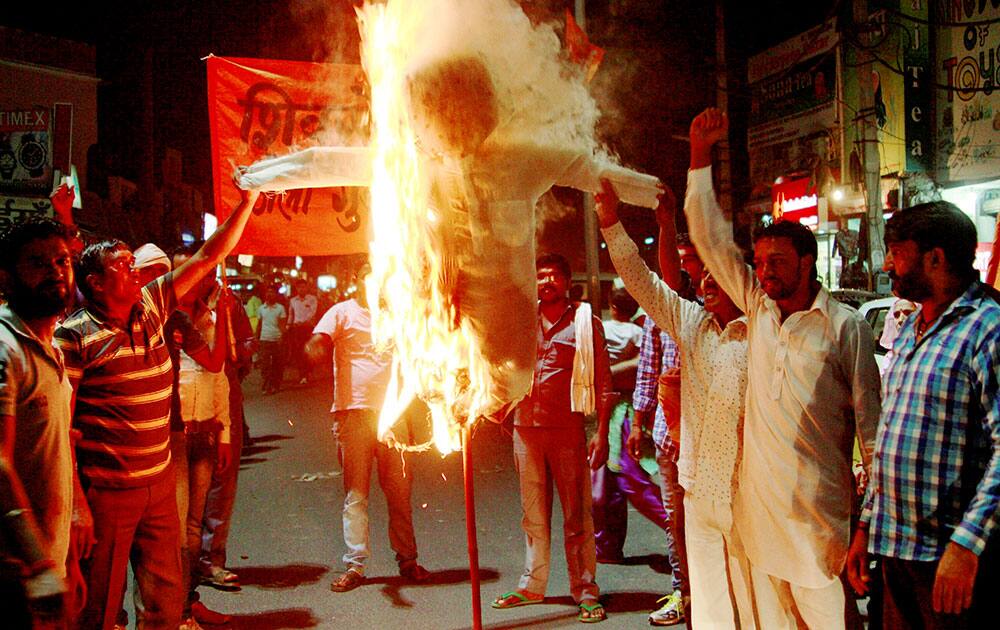 Shiv Sainiks burn effigy of Haryana Government in protest of arrest of its four volunteers.